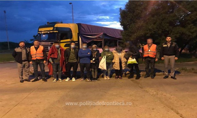 Șapte cetățeni străini, ascunși într-un autocamion încărcat cu baloți de sârmă