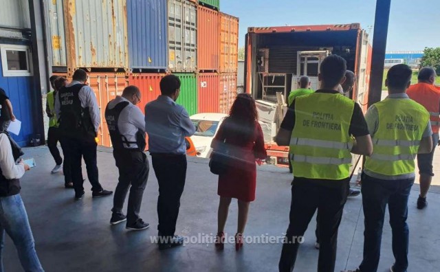 Încă nouă tone de deșeuri din Marea Britanie, descoperite în Portul Constanța. VIDEO