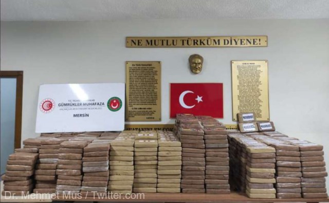 O tonă de cocaină, confiscată de autorităţile turce în portul Mersin