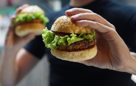 Medic, despre obiceiurile nesănătoase de la fast-food: Mâna noastră duce mâncarea la gură