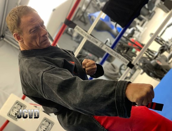 Jean-Claude Van Damme revine în sala de karate la 60 de ani. Se laudă că încă face șpagatul pe scaune