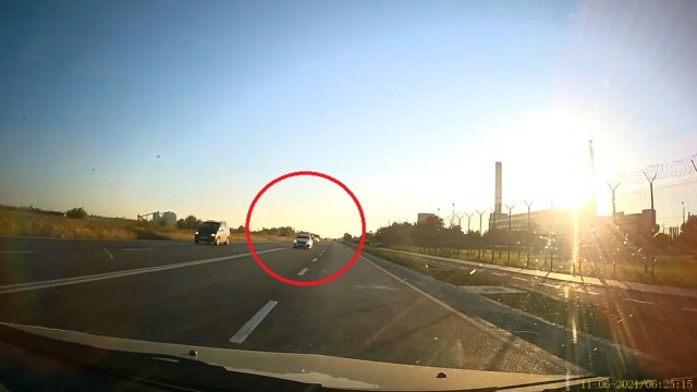 ȘOFERUL unui MERCEDES, DEPĂȘIRE PERICULOASĂ pe CONTRASENS. Video