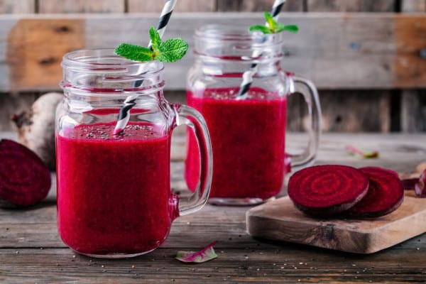 3 rețete de smoothie roșu, cu sfecla și fructe de pădure