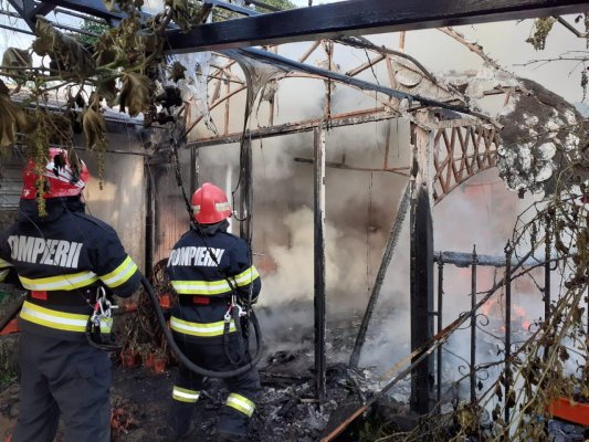 Incendiu violent: Casă DISTRUSĂ de FLĂCĂRI, din cauza unei lumânări
