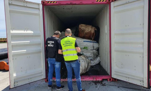 Video! Containere cu 110 tone de DEȘEURI de CAUCIUC, descoperite în Portul Constanţa Sud Agigea