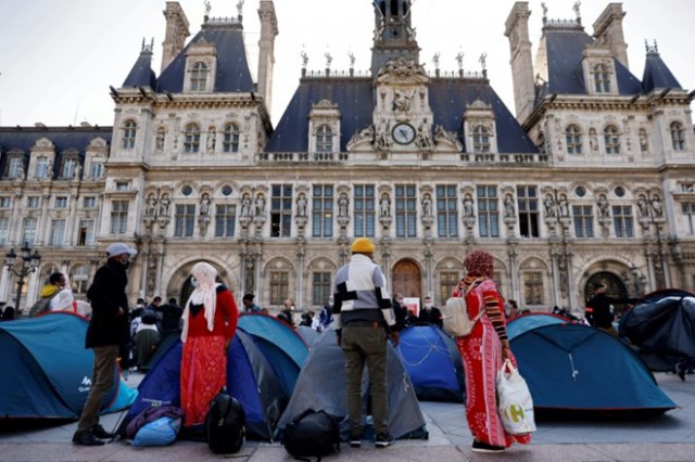 Aproximativ 250 de corturi, instalate în faţa Primăriei din Paris de migranţi fără adăpost