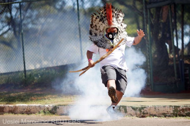 Brazilia: Ciocniri violente între indigeni şi poliţişti în faţa parlamentului federal
