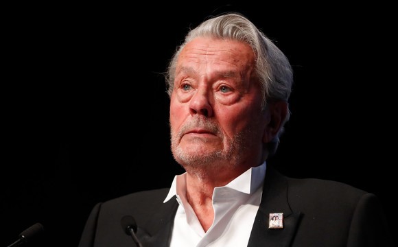 Alain Delon nu mai e singur. Cine e femeia care a fost alături de el după AVC
