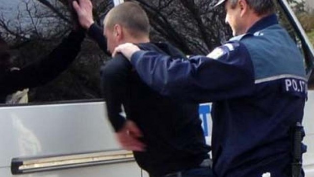 Bărbat agitat, care se plimba pe stradă cu o armă albă, IMOBILIZAT de poliţiştii constănţeni