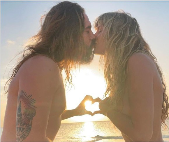 Heidi Klum, sexy pe plajă! În ce ipostaze s-a fotografiat alături de soțul tinerel