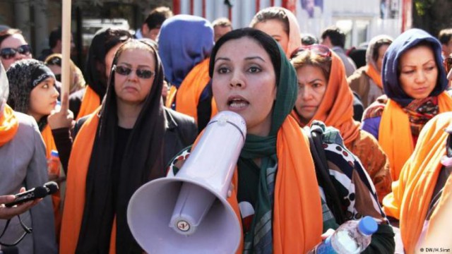 Revoltă în Pakistan după ce premierul Khan a făcut o asociere între violuri şi modul în care se îmbracă femeile