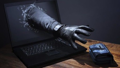 O româncă a fost înşelată cu 20.000 de dolari de un 'comandant de navă' cunoscut pe Internet