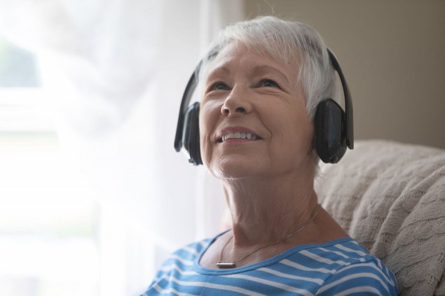 Studiu: Vârstnicii care ascultă muzică relaxantă seara dorm mai bine