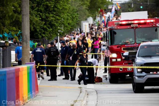 O camionetă a intrat în oameni la o paradă gay în Statele Unite