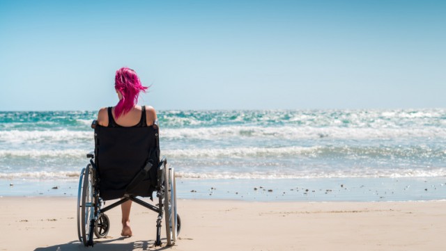 Legea accesului pe plajă pentru persoanele cu dizabilități, depusă în Parlament