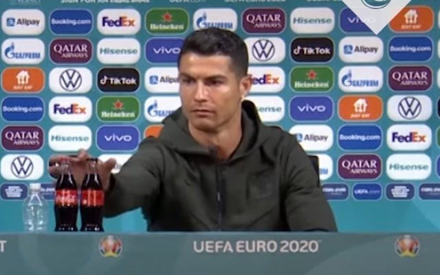 UEFA la cere jucătorilor să NU mai îndepărteze sticlele de Coca-Cola de pe mese