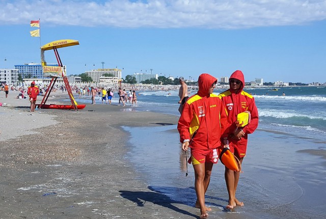 PERICOL de ÎNEC pe un segment de plajă din MAMAIA: „Atinge și 2 METRI aproape de MAL!“