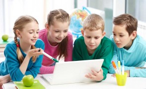 PĂRINȚII ar putea primi BANI de la STAT pentru VACANȚA forțată a elevilor