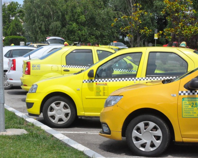 Un taximetrist a sunat la 112, după ce o clientă nu i-a plătit cursa de 21 de lei
