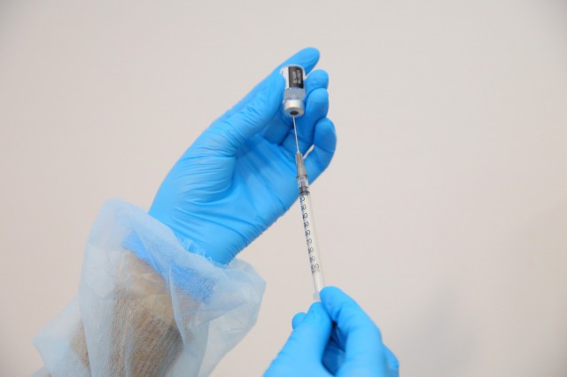 ORICE pentru certificatul verde: Un bărbat a cerut să fie INJECTAT în proteza pe care o purta în loc de braț