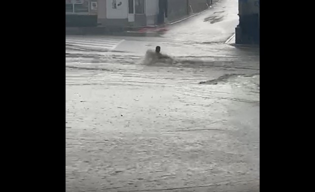 ALERTĂ! Femeie luată de VIITURĂ în centrul orașului Medgidia. VIDEO
