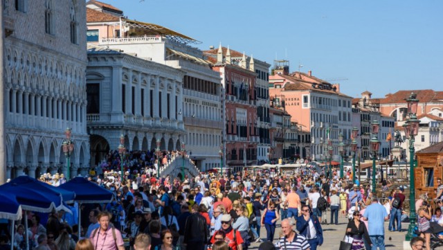 Italia renunță la masca în aer liber din 28 iunie