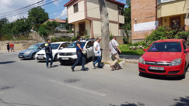 BEBELUȘ în PUTREFACȚIE, înfășurat în CELOFAN, descoperit într-o CASĂ din CERNAVODĂ