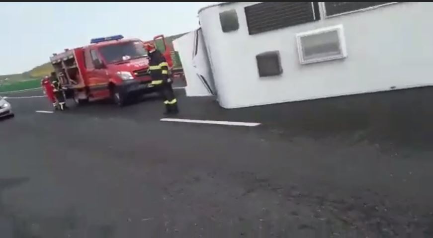 Accident rutier pe autostrada A2 Bucuresti-Constanta: o autorulota s-a rasturnat Accident rutier pe autostrada A2 Bucuresti-Constanta: o autorulota s-a rasturnat