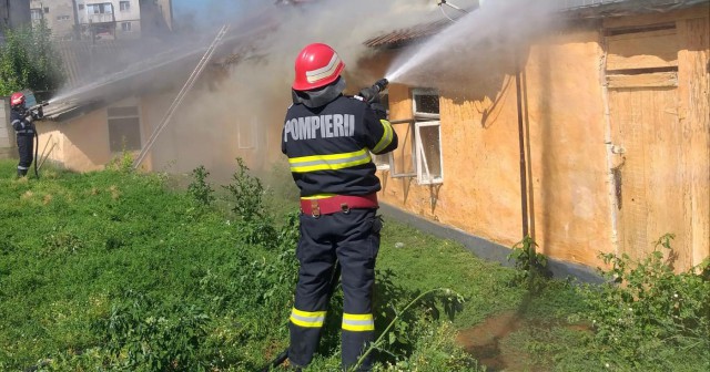 Pompierii au fost solicitați în Corbu pentru stingerea unui incendiu