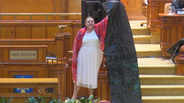 Diana Șoșoacă a adus un sac negru în Parlament, la dezbaterea moțiunii de cenzură: 