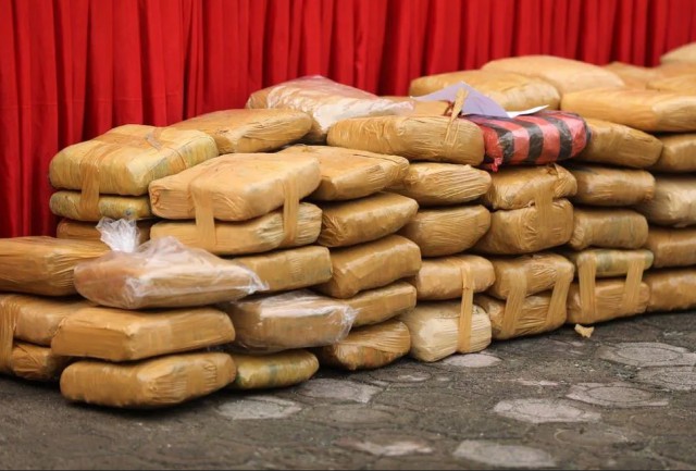 Aproape 3 tone de cocaină şi peste 11 milioane de euro, confiscate în apropiere de aeroportul Amsterdam-Schiphol
