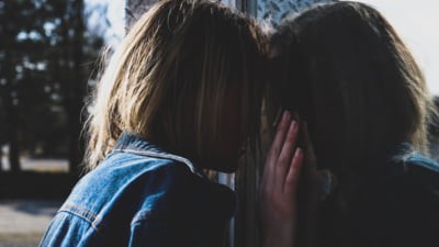 Minoră, de 11 ani, agresată și tâlhărită: a rămas fără telefonul mobil