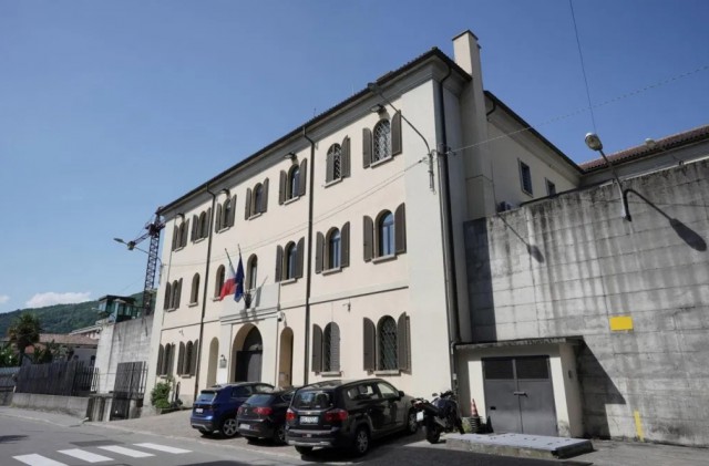 Un video cu gardieni lovind cu brutalitate deţinuţi într-o închisoare şochează Italia. VIDEO
