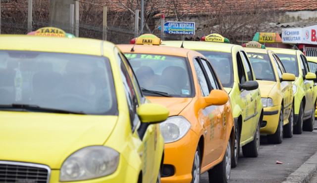 Taximetriştii se pregătesc de proteste și cer Guvernului plafonarea preţului la carburanţi