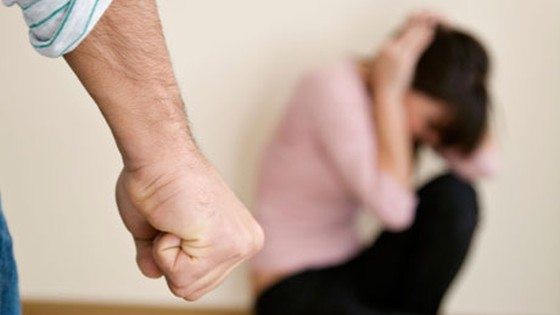 Un bărbat din Constanța a fost arestat preventiv după ce și-a lovit soția