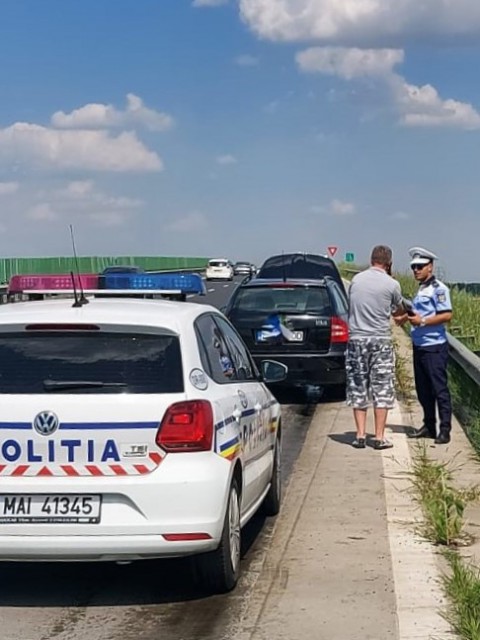 Turiști ajutați de POLIȚIȘTI pe Autostrada Soarelui