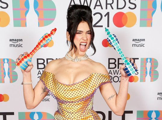 Dua Lipa va juca într-un film alături de Henry Cavill şi Samuel L. Jackson