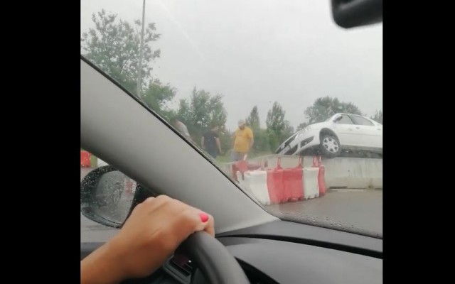 A ÎNCĂLECAT cu MAȘINA parapetul de pe DN3. Video