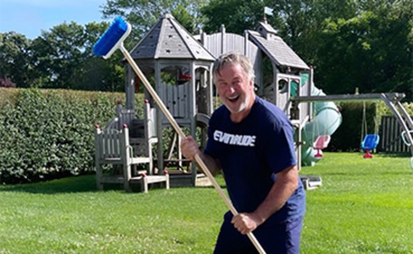 Starurile la Hollywood, la treburile casnice. Cum trudesc Alec Baldwin, Dwayne Johnson şi Lionel Richie