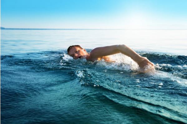 Ce beneficii are înotul în piscină sau în apă marii