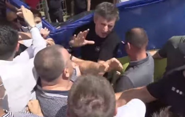 Candidatul AUR la parlamentarele din Republica Moldova, Dorin Chirtoacă, pălmuit de un lider socialist. VIDEO