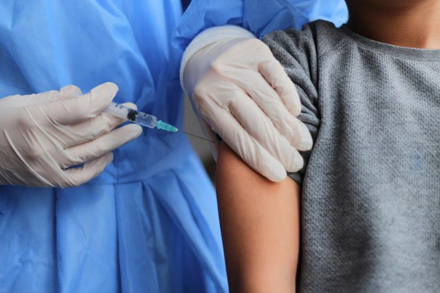 Gheorghiţă: Persoanele care au primit o doză de AstraZeneca se pot vaccina cu alt ser