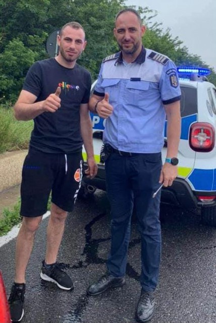 Doi polițiști din Crucea au oprit lângă o mașină aflată pe avarii! Iată ce s-a întâmplat