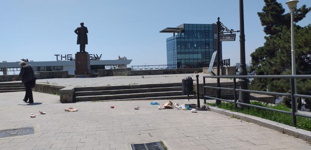 Se PLÂNG că e MIZERIE în CONSTANȚA, dar lasă în urma lor MORMANE de GUNOAiE