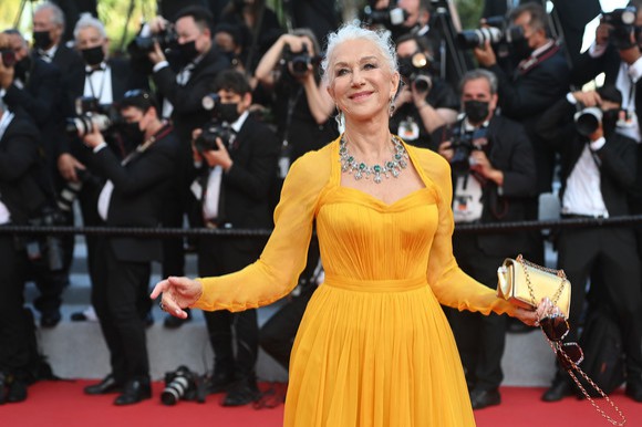 Helen Mirren, lecție de eleganță retro la 75 de ani, pe covorul roșu de la Cannes