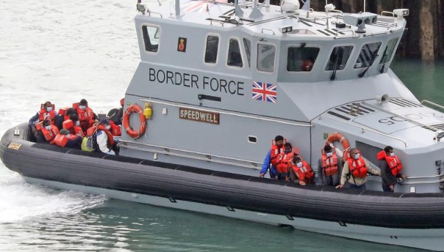 Canalul Mânecii: 78 de migranţi salvaţi în timp ce încercau să ajungă în Anglia