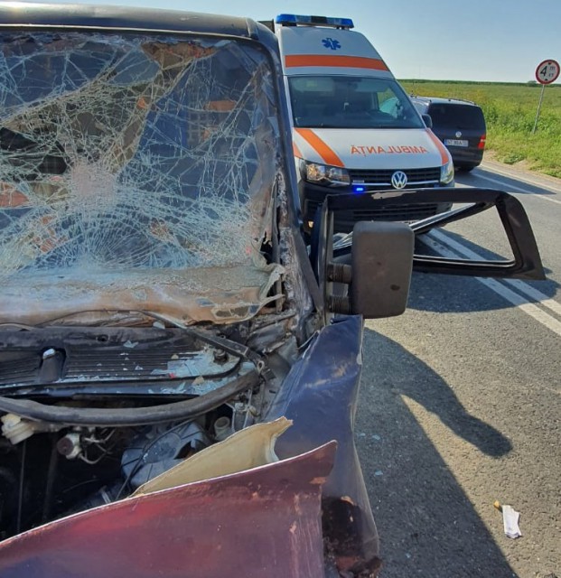 ACCIDENT între un AUTOTURISM și un TIR, pe DN 2A