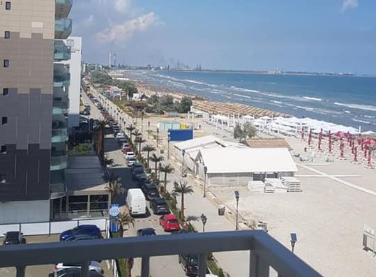 Plajele din Mamaia și Năvodari, GOALE; turiștii sunt speriați de NORUL de FUM