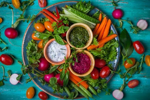 3 platouri de crudități, ideale pentru petrecerile la care participă persoane la dietă