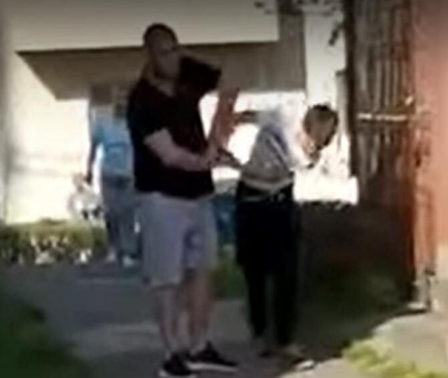 Așa ceva... ! A BĂTUT un COPIL pentru că l-a JIGNIT